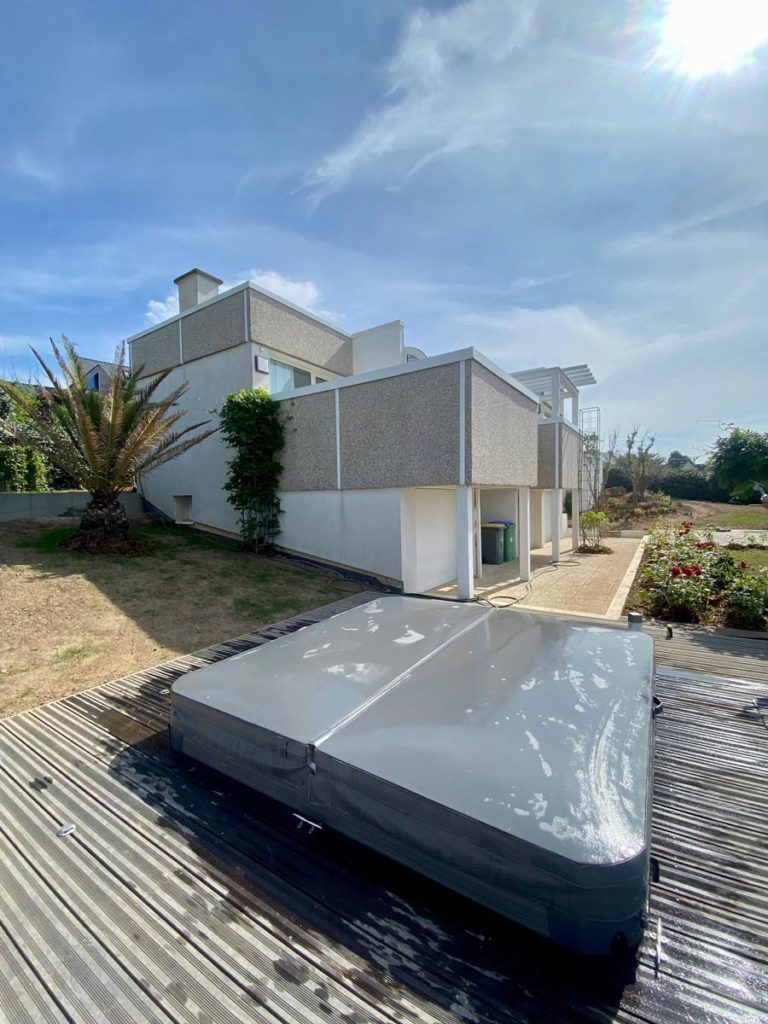 Vue du pignon de la villa, avec un jacuzzi au premier plan